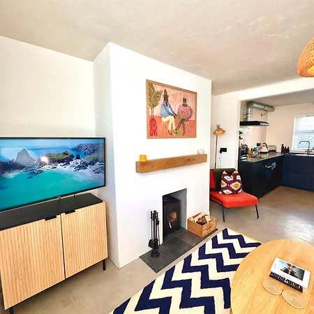 Palms 1 - Wood Burner, 5 Min Walk To Beach+parking New Quay